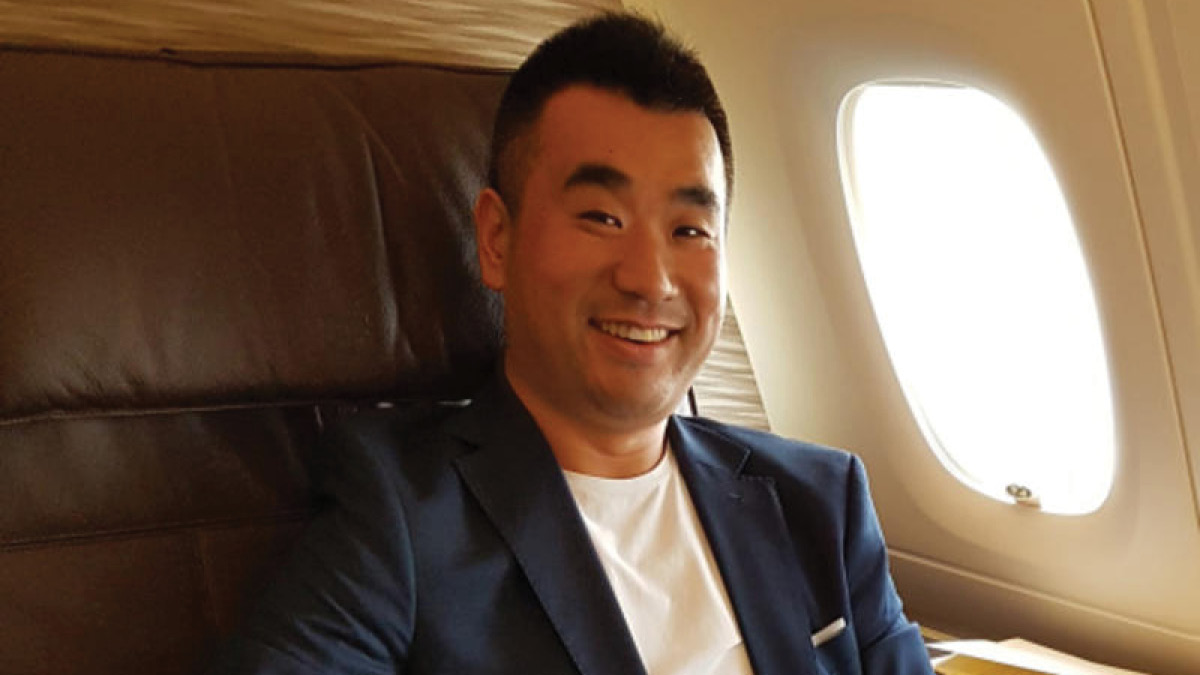 Sam Chui in airplane
